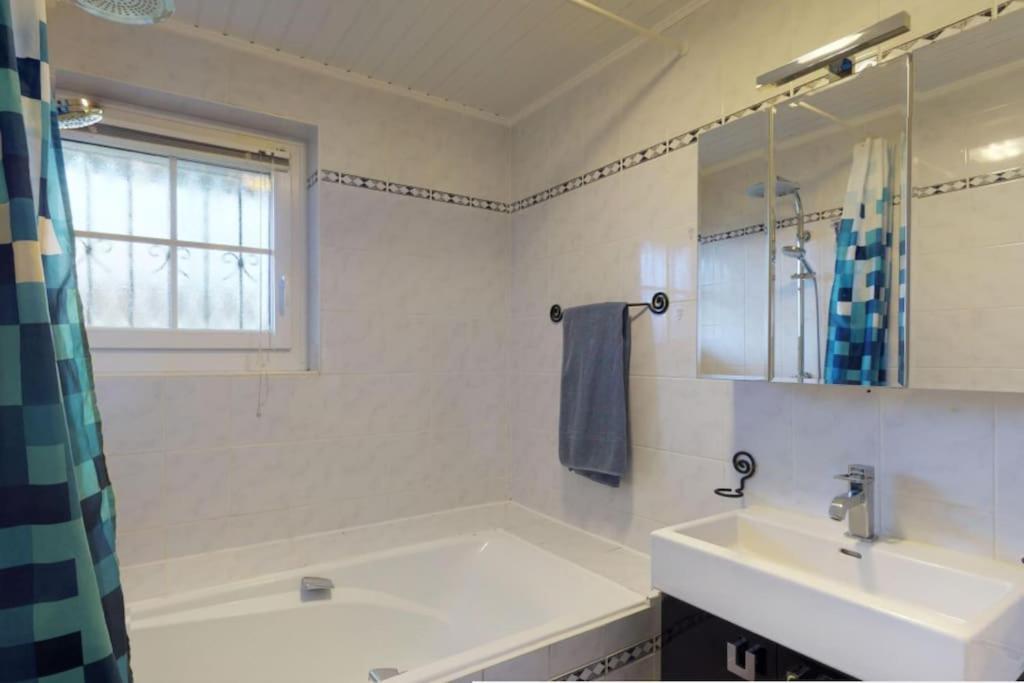 Cheerful Villa With Fireplace, Bath-Tub And Garden Noville Ngoại thất bức ảnh
